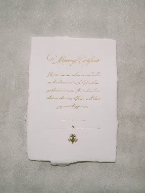 ハンドメイドコットンペーパーに金箔押しで刷られた結婚証明書
